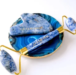 Gua Sha und Gesichts-Roller aus blauem Sodalith als kombiniertes Anti-Aging Kit