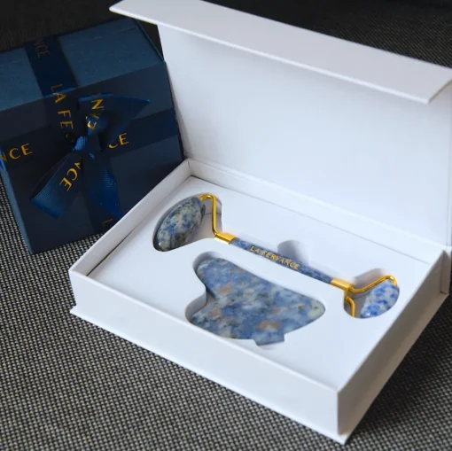 Gua Sha und Gesichts-Roller aus blauem Sodalith als kombiniertes Anti-Aging Kit